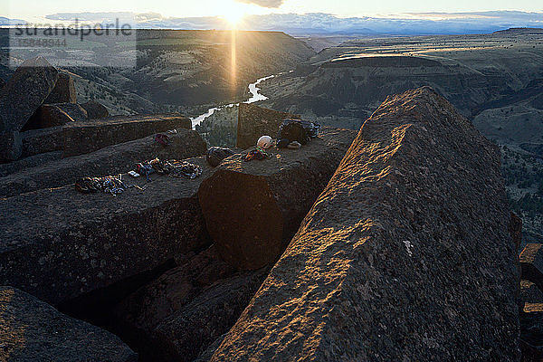 Klettergerüst am Fels bei Sonnenuntergang