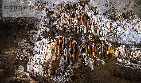 Im Inneren der 340 Millionen Jahre alten Jenolan-Höhlen in Australien