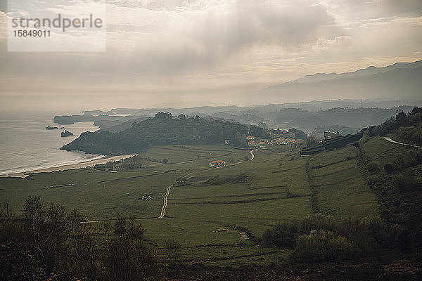 Typische asturische Stadt in Meeresnähe aus der Vogelperspektive