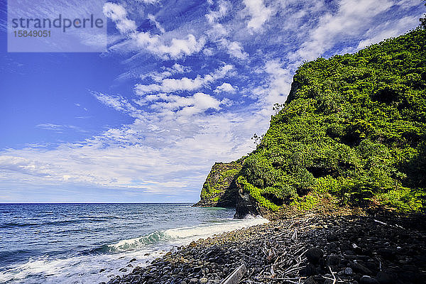 Der Blick auf den Pazifischen Ozean  von der Pololu-Küste Hawaiis