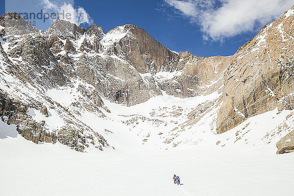 Bergsteiger wandern zum Longs Peak im Rocky Mountain-Nationalpark