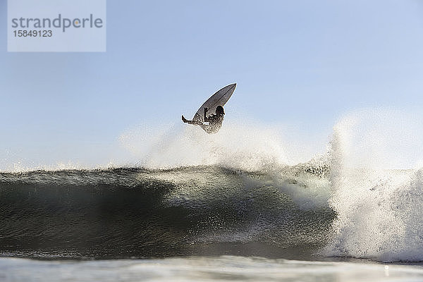 Surfer auf einer Welle