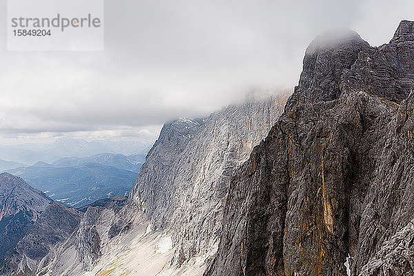 alpine Bergblicke  mit Schnee bestreut unter blauem Himmel