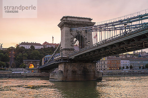 Szechenyi-Kettenbrücke bei Sonnenuntergang mit Budaer Burgviertel