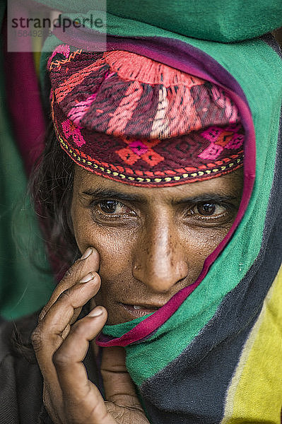 Frau aus dem Aru-Tal in farbenfroher traditioneller Kleidung