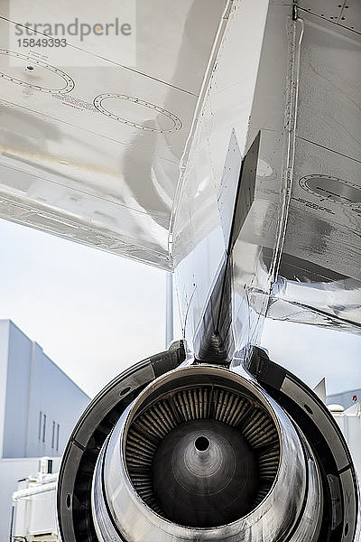 Turbinenstrahltriebwerk auf einem Verkehrsflugzeug - Ansicht von hinten