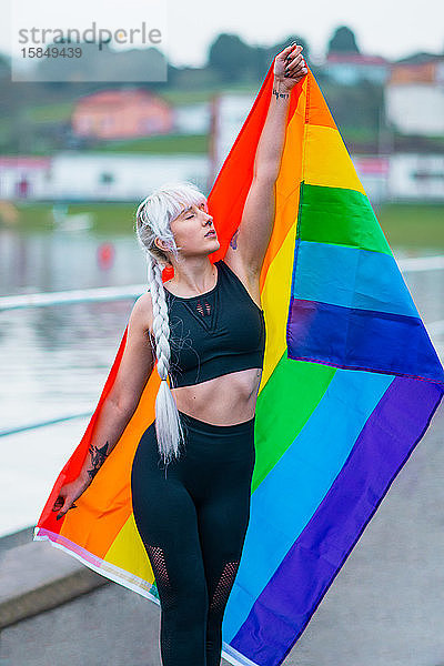 Lesbisches Mädchen mit LGBT-Flagge
