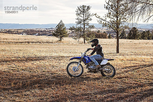 Junger Mann auf dem Mountainbike in den Vorbergen in Colorado