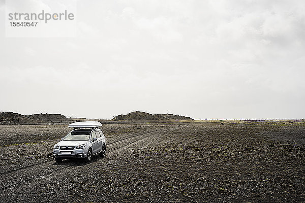 Autofahren auf Schotterstraße in Island