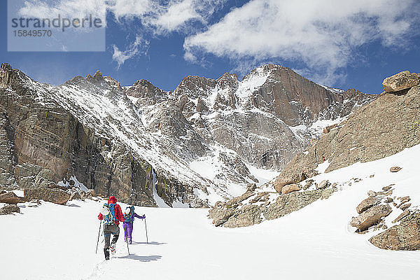 Bergsteiger wandern zum Longs Peak im Rocky Mountain-Nationalpark