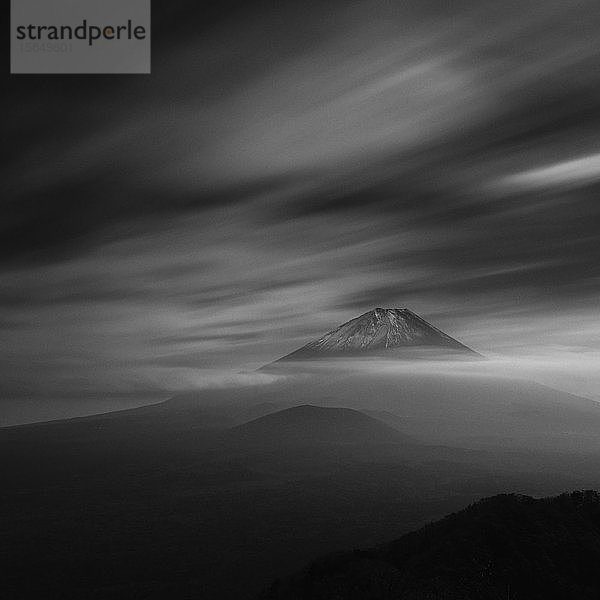 Langzeitbelichtungsaufnahme von Wolken über dem Berg Fuji  Präfektur Yamanashi  Japan
