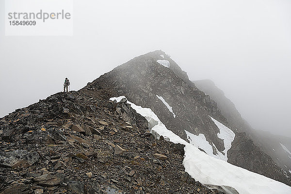 Mann steht im Whiteout auf dem Cooper Mountain  Kenai-Halbinsel  Alaska