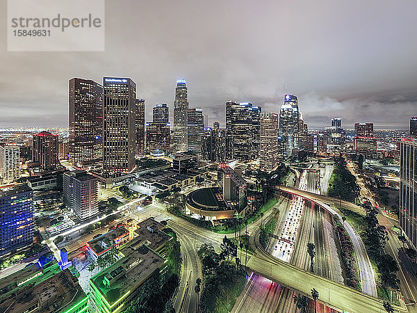 Nächtliche Luftaufnahmen über der Innenstadt von Los Angeles