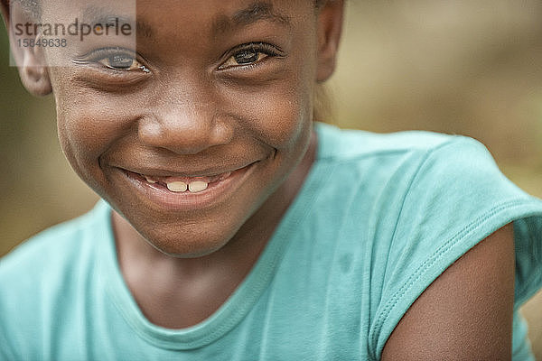 Junges schwarzes Mädchen lächelt