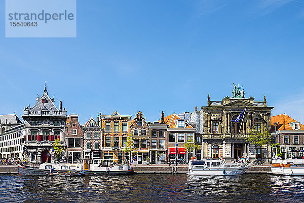 Gebäude entlang des Flusses Spaarne  Haarlem  Nordholland  Niederlande