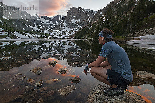 Mann auf der Flucht bewundert Seeblick in Indian Peaks Wilderness  Colorado