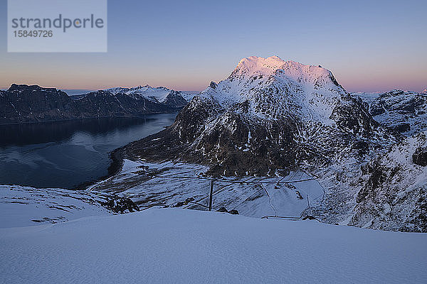 Die Bergspitzen von Himmeltindan  die sich Ã?ber dem Dorf Uttakleiv erheben  fangen das letzte Sonnenlicht ein  VestvÃ¥gÃ¸y  Lofoten-Inseln  Norwegen