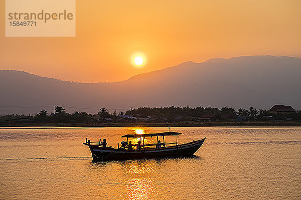 Boot auf dem Kampot-Fluss bei Sonnenuntergang  Kampot  Kambodscha