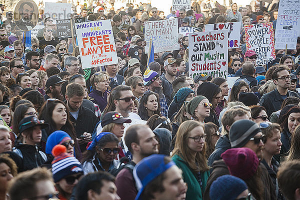 Menschen protestieren gegen Reiseverbot für Präsident Trump Muslim in Denver  Colorado