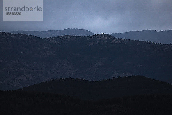 Ein trüber Himmel über den John Long Mountains von Montana.