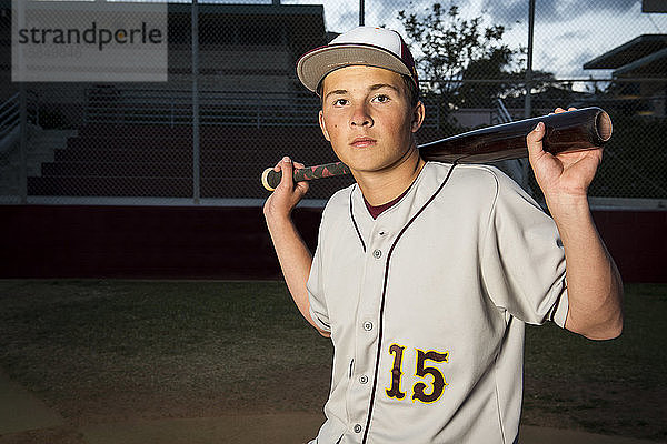 Porträt eines High-School-Baseball-Spielers  der seinen Schläger hält