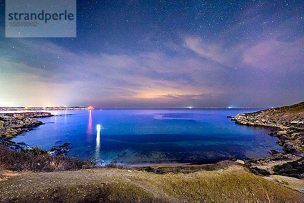 Mgiebah Bay in Malta bei Nacht