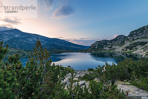 Spiegelung des Popovo-Sees bei Bezbog  Bulgarien und Berge.