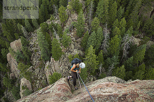 Frau seilt sich vom Gipfel der Matrone ab  Flatirons bei Boulder  Colorado