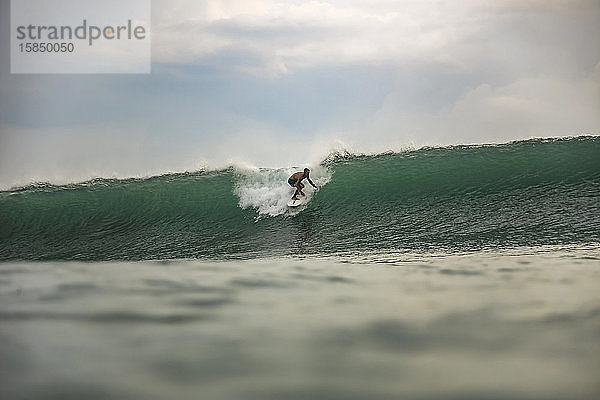 Surfer auf einer Welle