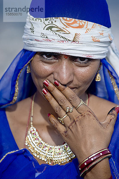 Rajasthans Frau mit traditioneller Kleidung  Schmuck und Verzierungen