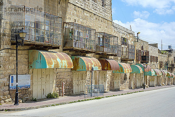 Leere Geschäfte und Gebäude in der Shuhada Street  Hebron  Westjordanland  Palästina