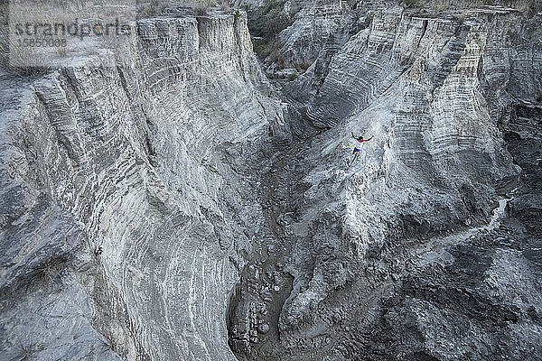 Ein Mann läuft durch einen Bergrücken an einem alten Bergbauabfall