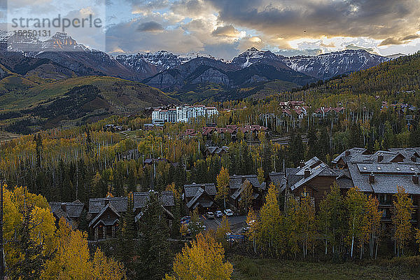 Berge  Hotels und Espen bei Sonnenuntergang über Telluride  Colorado