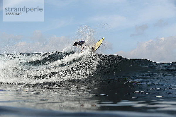 Surfer auf einer Welle