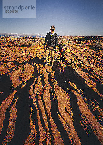 Ein Mann mit einem Hund steht in der Nähe von Horseshoe Bend  Arizona