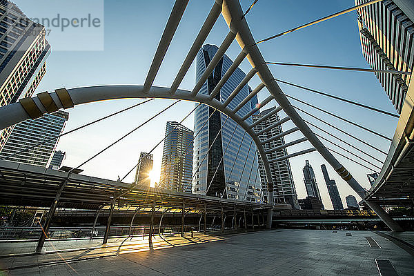 Brücke am Bahnhof Chong Nonsi im CBD-Gebiet von Bangkok