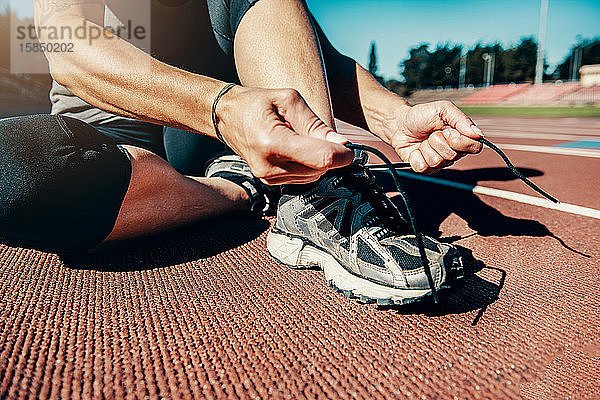 Schnürschuhe für Läufer vor dem Training auf der Bahn