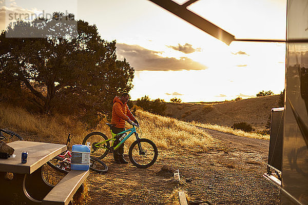 Ein Mann mit seinem Mountainbike in Fruita  Colorado.