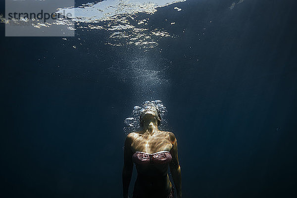 Erwachsene Frau entspannt unter dem Mittelmeer in Menorca  Spanien.