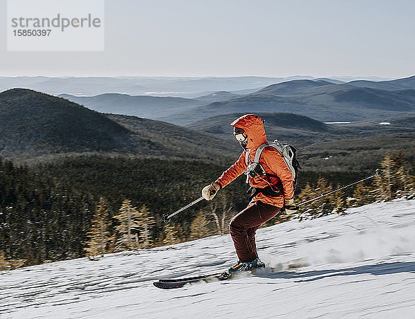 Skifahrer rast den Hang am Baldface Mountain  New Hampshire  hinunter