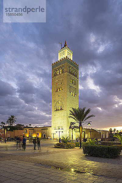 Koutoubia-Moschee aus dem 12. Jahrhundert in der Abenddämmerung  Marrakesch  Marokko