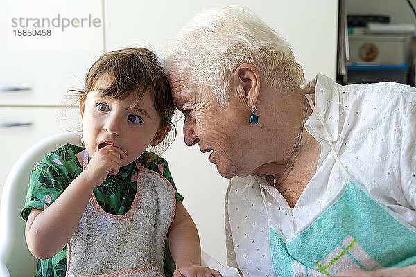 Großmutter und Enkelin  die ihre Köpfe mit Liebe ausruhen