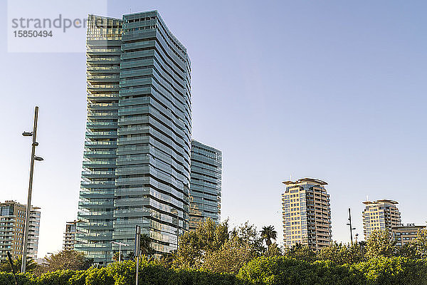 Diagonal Mar und die Seefront von Poblenou in Barcelona bei Sonnenuntergang