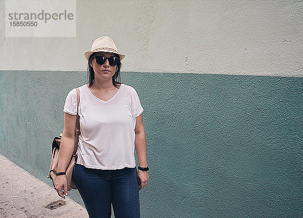 Porträt eines Touristenmädchens  das beim Spaziergang durch die Altstadt in die Kamera schaut