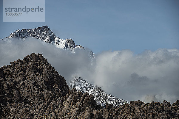 Wüstenfelsen in den Alabama Hills vor dem angrenzenden Amer