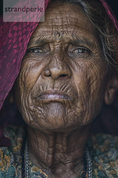 Die Frau des alten Rajasthan schaut in die Kamera