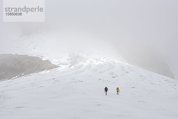 Ein paar Wanderer überqueren den Ayoloco-Gletscher am Vulkan Iztaccihuatl