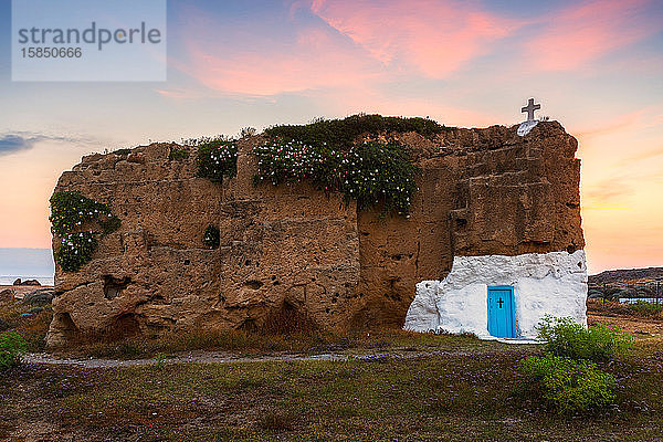 Kleine  in einen Felsen gehauene Kirche in einem historischen Kalksteinbruch.