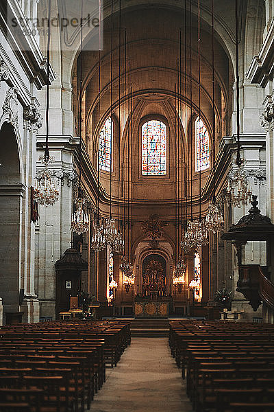Das Innere der alten Kirche in Paris