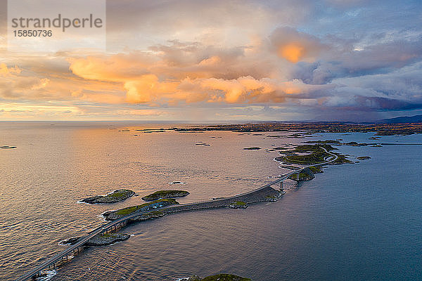 Sonnenuntergang über der Atlantikstraße  Luftaufnahme  More og Romsdal  Norwegen